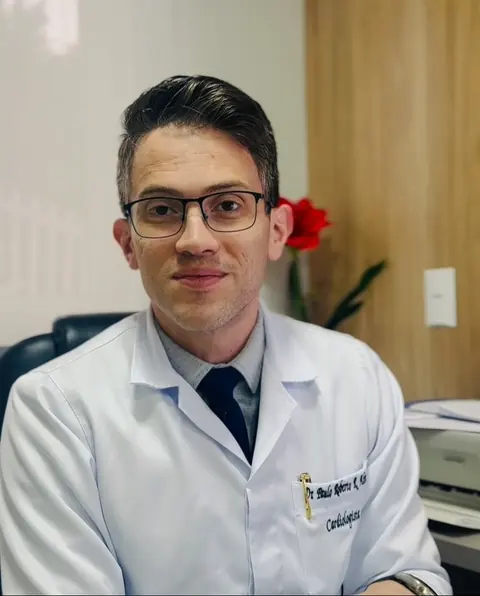 Consultório de cardiologia, com o Dr. Paulo Roberto Alves