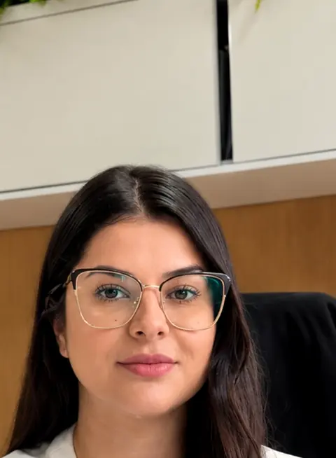 Dra. Bruna Bianchin, ginecologista, no consultório do Centro