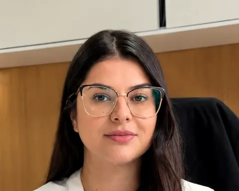 Dra. Bruna Bianchin, ginecologista, em seu consultório no Centro