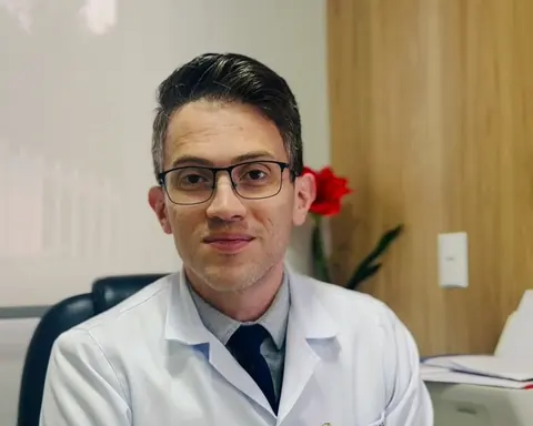 Dr. Paulo Roberto Alves, cardiologista, de jaleco no consultório