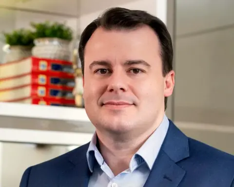 Dr. Roger Scalco, otorrinolaringologista, no consultório
