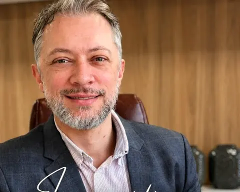 Dr. Sandro Effting, clínico geral, sorrindo no consultório